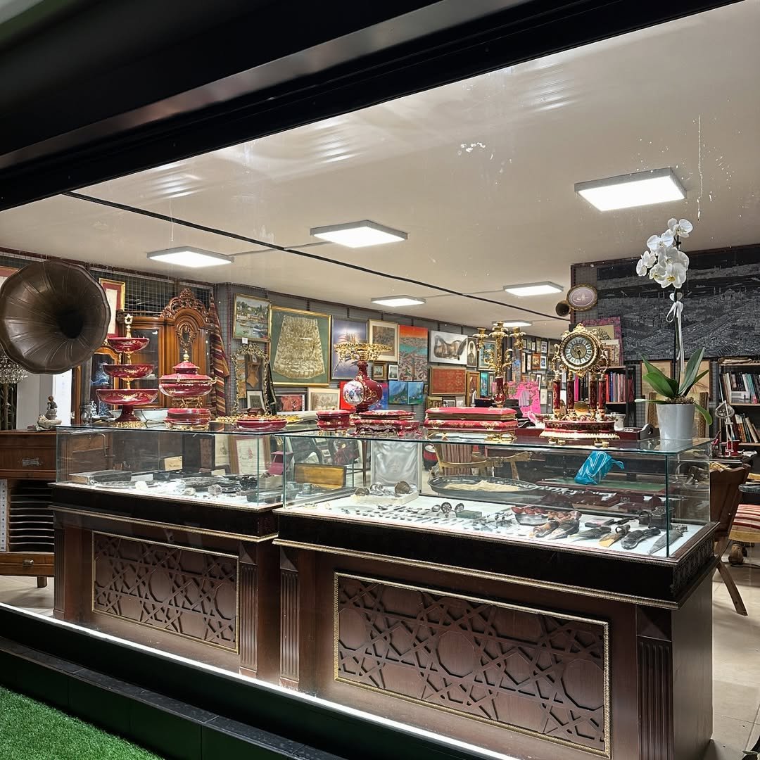 Eser Antique - aks╠gam-mesaisi-ev-adresinden-gelen-gu╠êzellikler-vitrinde-yerini-ald─▒-­sÅ║Ôu▒´©Å.jpg