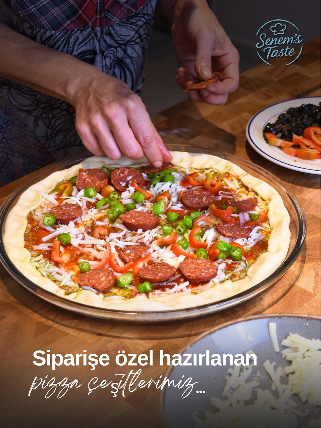 Senem's Taste - siparis╠ge-o╠êzel-haz─▒rlanan-pizzalar─▒m─▒z-f─▒r─▒na-girmek-ic╠gin-sab─▒rs─▒zlan─▒yor--Ô¿taze-malzemeler--bol-.jpg